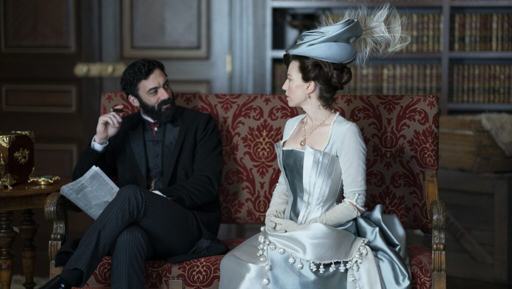 L'impitoyable couple Russell ne recule devant rien pour s'intégrer à la haute société // Source : Alison Cohen Rosa/HBO L'impitoyable couple Russell ne recule devant rien pour s'intégrer à la haute société // Source : Alison Cohen Rosa/HBO