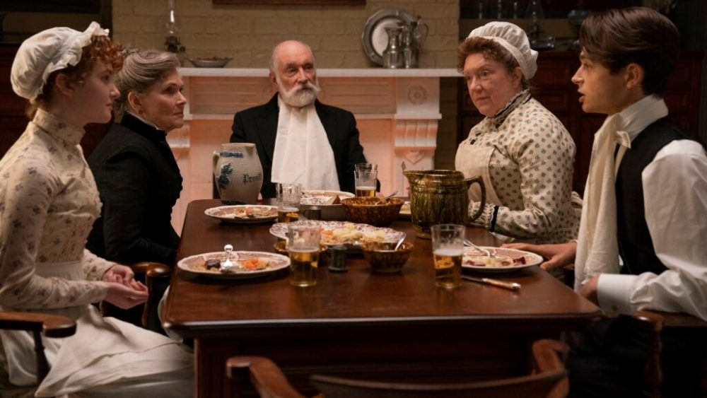 The Gilded Age se concentre également sur le monde des domestiques, tout comme Downton Abbey avant elle // Source : Alison Cohen Rosa/HBO The Gilded Age se concentre également sur le monde des domestiques, tout comme Downton Abbey avant elle // Source : Alison Cohen Rosa/HBO