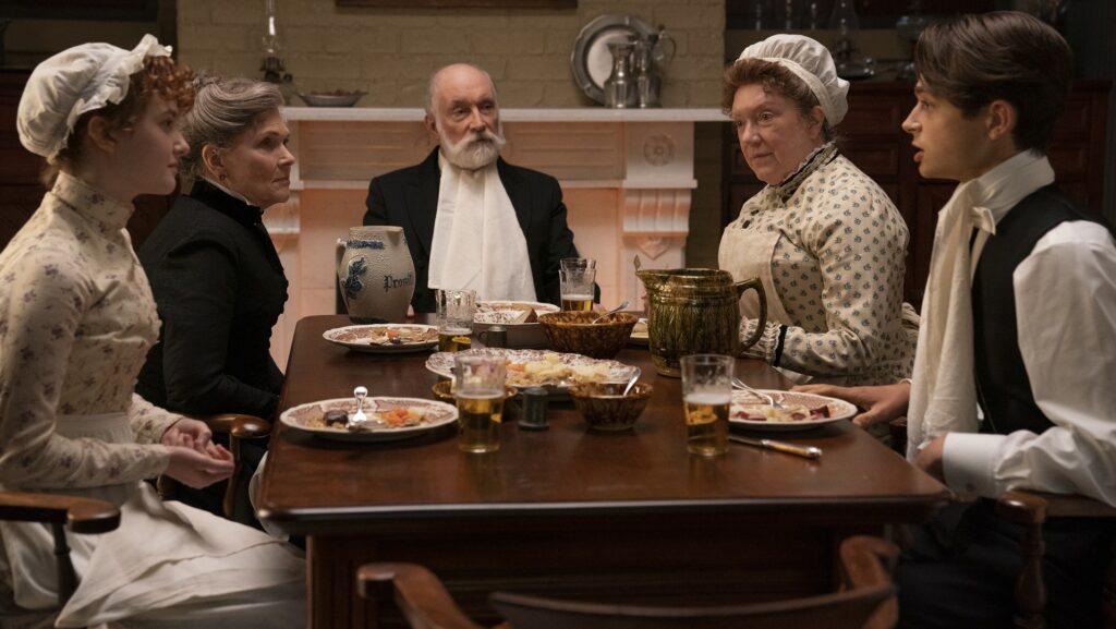 The Gilded Age se concentre également sur le monde des domestiques, tout comme Downton Abbey avant elle // Source : Alison Cohen Rosa/HBO The Gilded Age se concentre également sur le monde des domestiques, tout comme Downton Abbey avant elle // Source : Alison Cohen Rosa/HBO