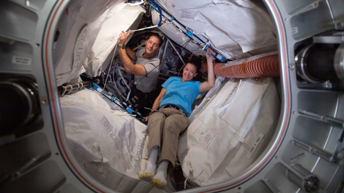 Thomas Pesquet et Megan McArthur dans l'ISS. // Source : Via Flickr Nasa Johnson (photo recadrée) Thomas Pesquet et Megan McArthur dans l'ISS. // Source : Via Flickr Nasa Johnson (photo recadrée)