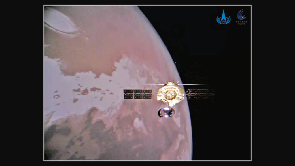 L'image entière de la sonde Tianwen-1 au-dessus de Mars. // Source : CNSA L'image entière de la sonde Tianwen-1 au-dessus de Mars. // Source : CNSA