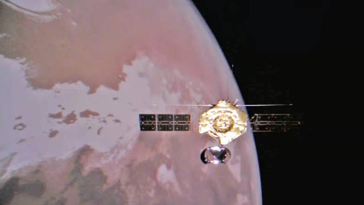 La sonde Tianwen-1 surplombant Mars. // Source : CNSA (image recadrée) La sonde Tianwen-1 surplombant Mars. // Source : CNSA (image recadrée)