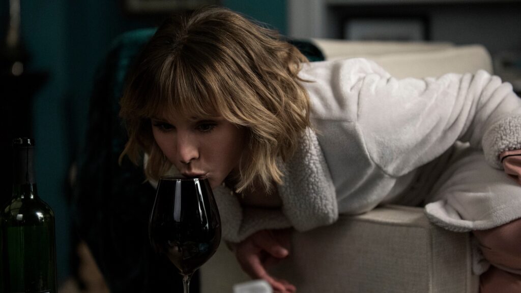 Anna boit beaucoup dans La Femme qui habitait en face de la fille à la fenêtre // Source : Colleen E. Hayes/Netflix Anna boit beaucoup dans La Femme qui habitait en face de la fille à la fenêtre // Source : Colleen E. Hayes/Netflix