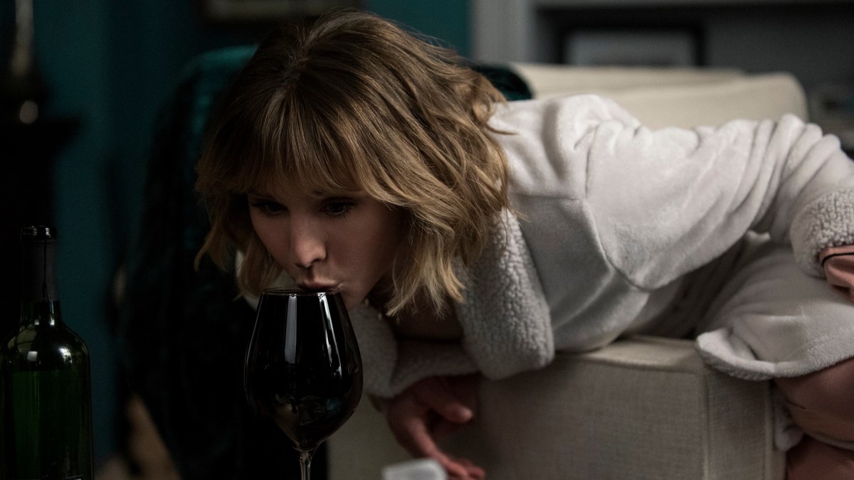 Anna boit beaucoup dans La Femme qui habitait en face de la fille à la fenêtre // Source : Colleen E. Hayes/Netflix Anna boit beaucoup dans La Femme qui habitait en face de la fille à la fenêtre // Source : Colleen E. Hayes/Netflix