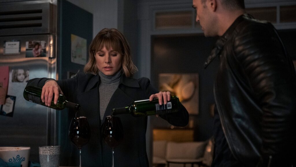 Dans cette série, les verres de vin sont très remplis // Source : Colleen E. Hayes/Netflix Dans cette série, les verres de vin sont très remplis // Source : Colleen E. Hayes/Netflix