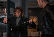 Dans cette série, les verres de vin sont très remplis // Source : Colleen E. Hayes/Netflix Dans cette série, les verres de vin sont très remplis // Source : Colleen E. Hayes/Netflix