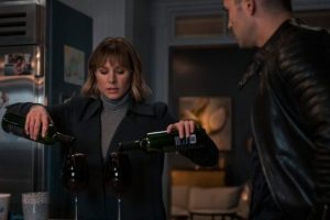 Dans cette série, les verres de vin sont très remplis // Source : Colleen E. Hayes/Netflix