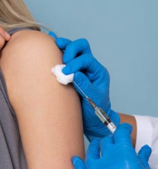 La vaccination sauve des vies. // Source : Freepik