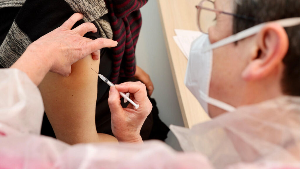 Vaccination covid-19. // Source : Flickr/CC/Département des Yvelines (photo recadrée) Vaccination covid-19. // Source : Flickr/CC/Département des Yvelines (photo recadrée)