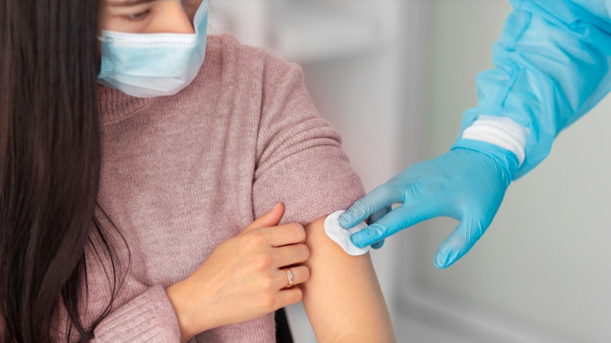 Le vaccin contre le covid peut créer une petite douleur temporaire au bras. // Source : Freepik Le vaccin contre le covid peut créer une petite douleur temporaire au bras. // Source : Freepik