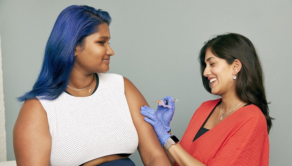 Une femme se fait vacciner // Source : Wikimedia Commons/SELF Magazine Une femme se fait vacciner // Source : Wikimedia Commons/SELF Magazine