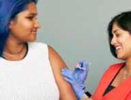 Une femme se fait vacciner // Source : Wikimedia Commons/SELF Magazine