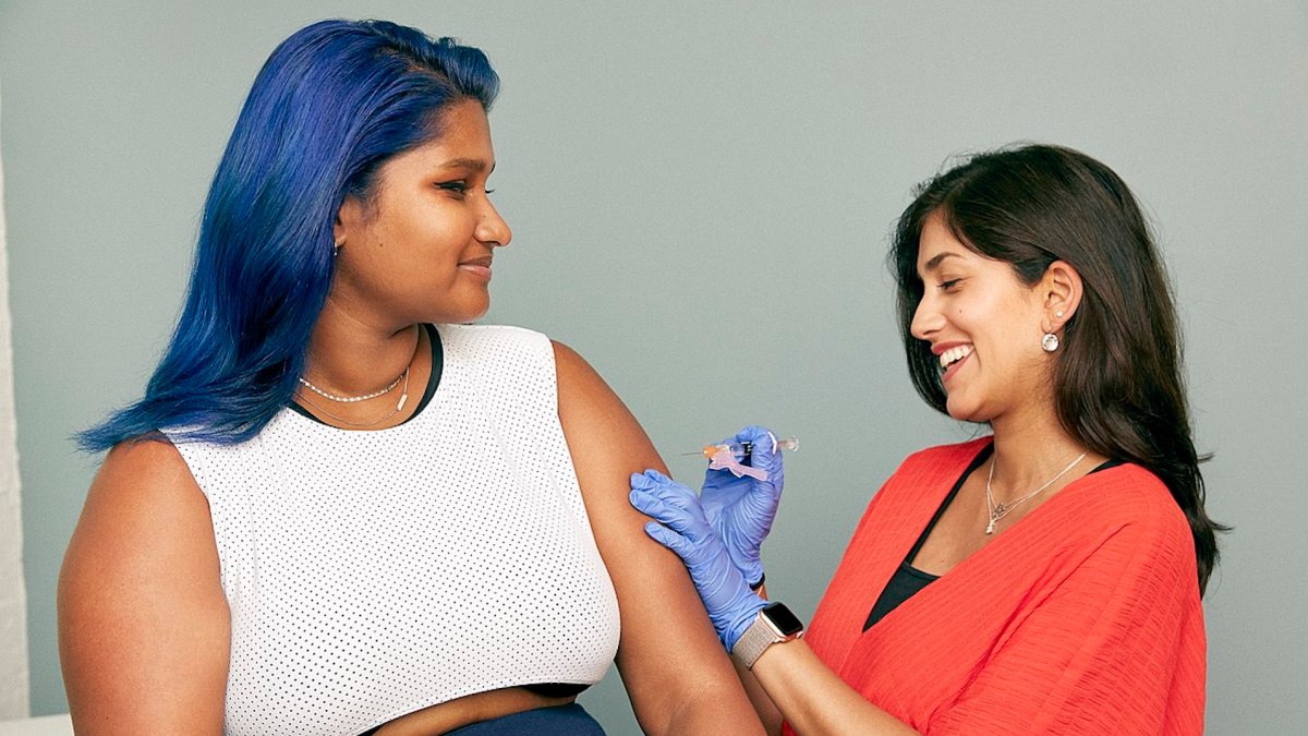Une femme se fait vacciner // Source : Wikimedia Commons/SELF Magazine Une femme se fait vacciner // Source : Wikimedia Commons/SELF Magazine
