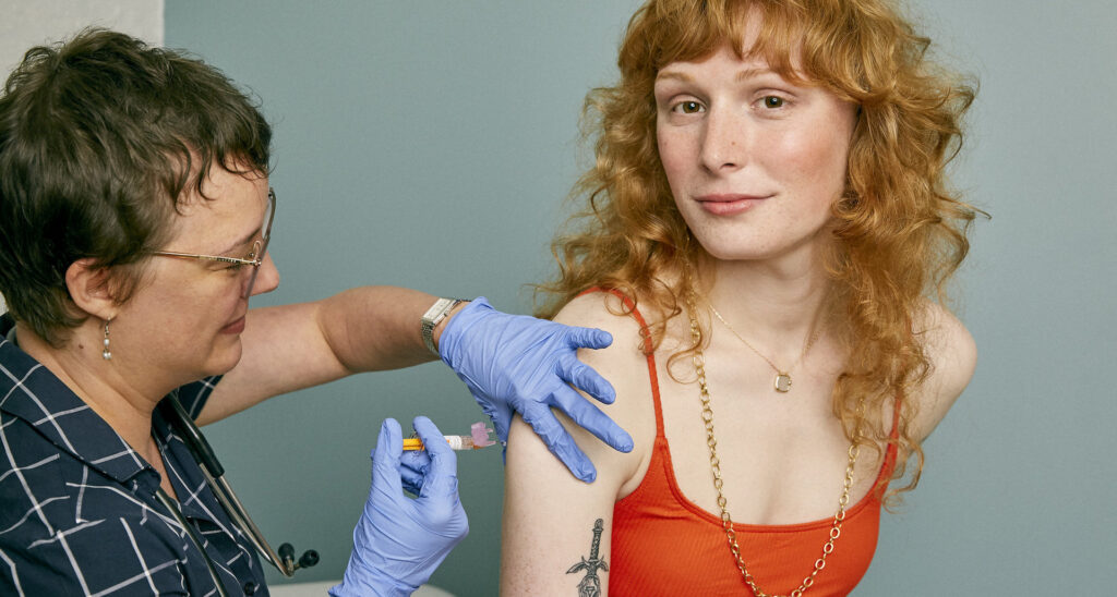 Une femme se fait vacciner // Source : Flickr/CC/SELF magazine Une femme se fait vacciner // Source : Flickr/CC/SELF magazine