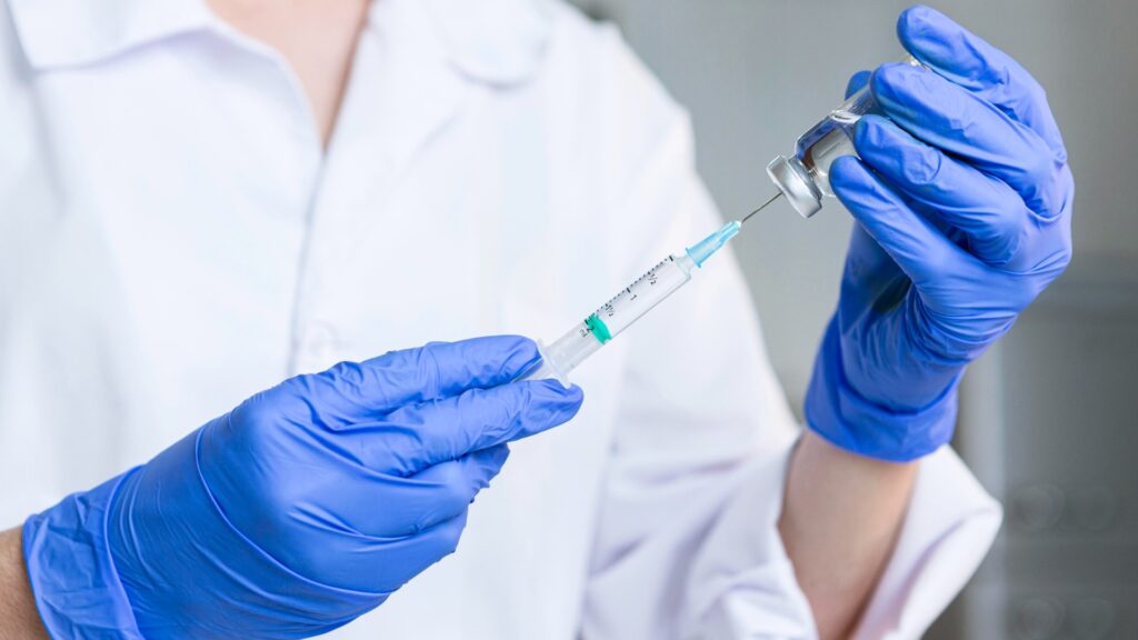 La vaccination permet de prévenir l'apparition et le développement d'une maladie. // Source : Freepik La vaccination permet de prévenir l'apparition et le développement d'une maladie. // Source : Freepik