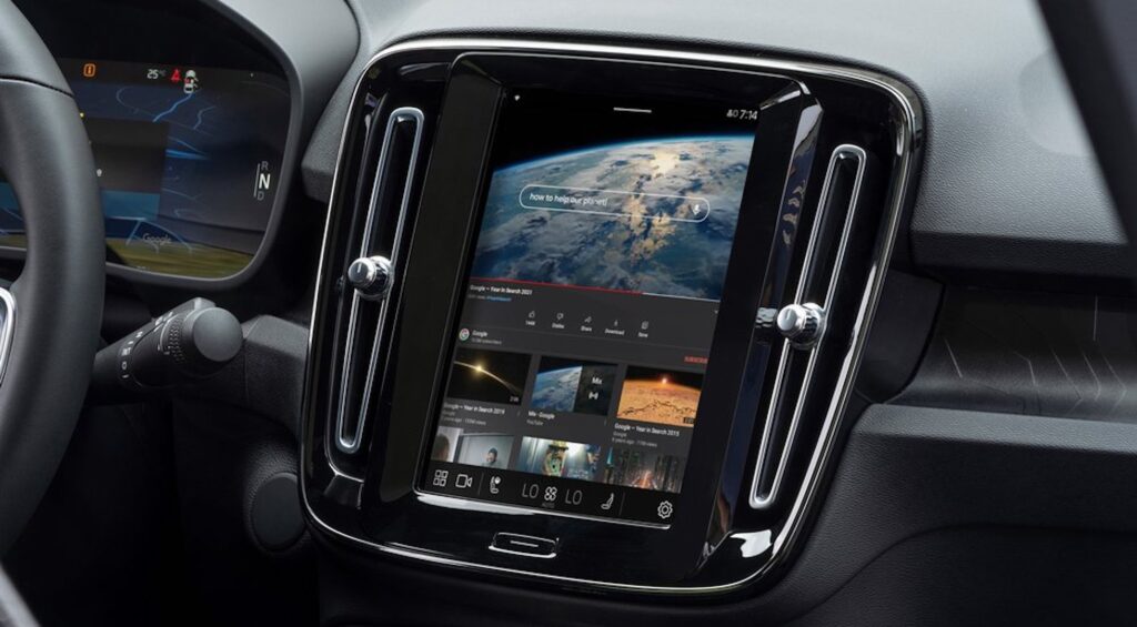 YouTube dans une voiture Volvo // Source : Google YouTube dans une voiture Volvo // Source : Google
