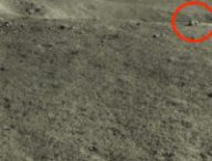 Le rocher sur la Lune. // Source : CNSA/CLEP/我们的太空 (photo recadrée)