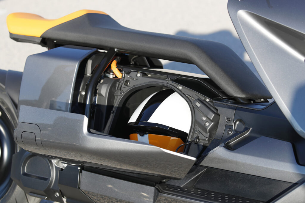 Un endroit original pour ranger son casque // Source : BMW Un endroit original pour ranger son casque // Source : BMW