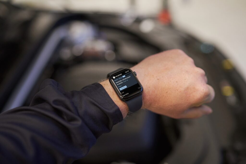L'application développée par Volvo affiche la liste des rendez-vous des techniciens sur l'Apple Watch. // Source : Volvo / Apple L'application développée par Volvo affiche la liste des rendez-vous des techniciens sur l'Apple Watch. // Source : Volvo / Apple
