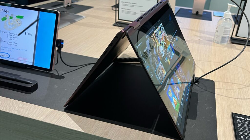 Le Galaxy Book 2 Pro 360. // Source : Numerama Le Galaxy Book 2 Pro 360. // Source : Numerama