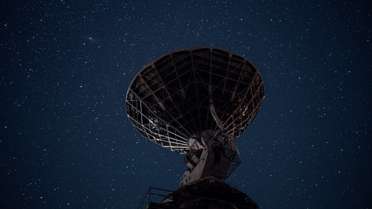Antenne et ciel étoilé. // Source : Pexels/Igor Mashkov (photo recadrée) Antenne et ciel étoilé. // Source : Pexels/Igor Mashkov (photo recadrée)