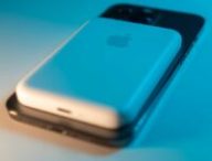 Batterie Externe MagSafe  + iPhone— Apple // Source : Unsplash