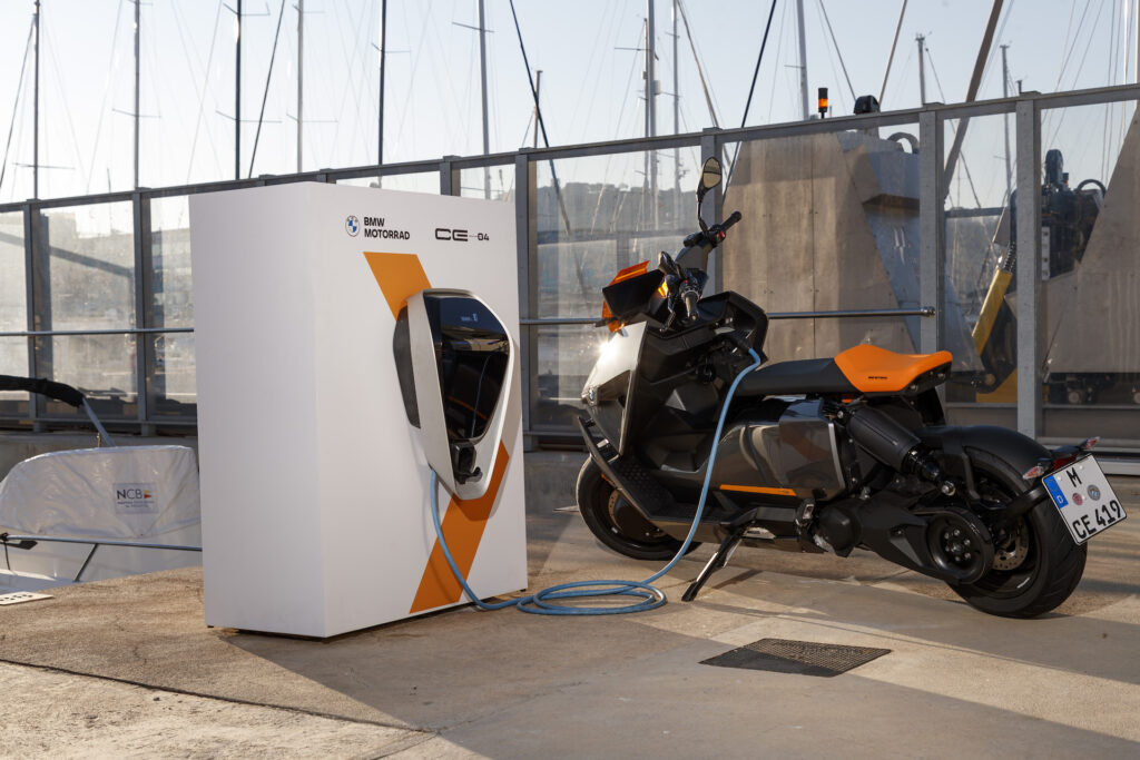 La recharge du BMW CE 04 La recharge du BMW CE 04