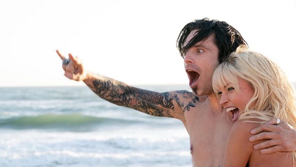 Sebastian Stan et Lily James incarnent Tommy Lee et Pamela Anderson // Source : Capture d'écran/Hulu Sebastian Stan et Lily James incarnent Tommy Lee et Pamela Anderson // Source : Capture d'écran/Hulu