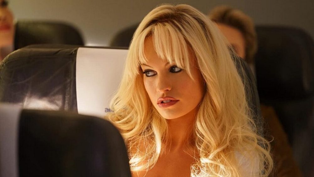 Lily James est méconnaissable en Pamela Anderson // Source : Capture d'écran/Hulu Lily James est méconnaissable en Pamela Anderson // Source : Capture d'écran/Hulu