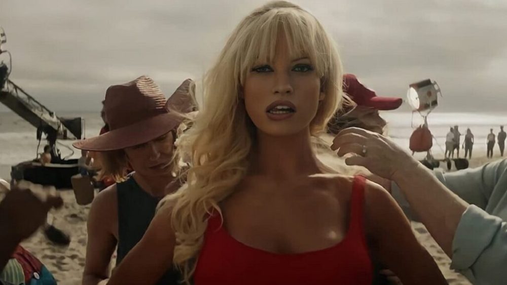 Lily James est méconnaissable en Pamela Anderson // Source : Capture d'écran/Hulu Lily James est méconnaissable en Pamela Anderson // Source : Capture d'écran/Hulu