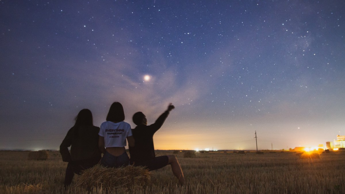 C'est parti pour un peu d'astronomie. // Source : Unplash/Rad Pozniakov (photo recadrée) C'est parti pour un peu d'astronomie. // Source : Unplash/Rad Pozniakov (photo recadrée)