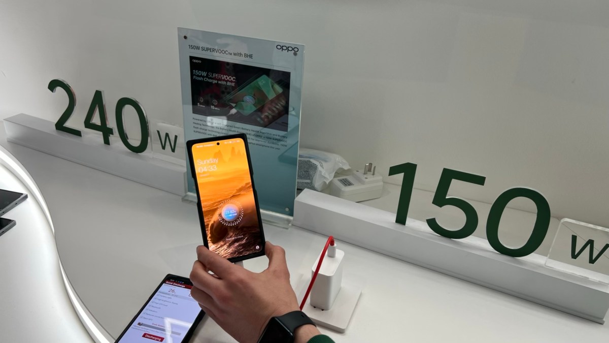 Oppo a amené deux chargeurs à Barcelone. // Source : Numerama Oppo a amené deux chargeurs à Barcelone. // Source : Numerama