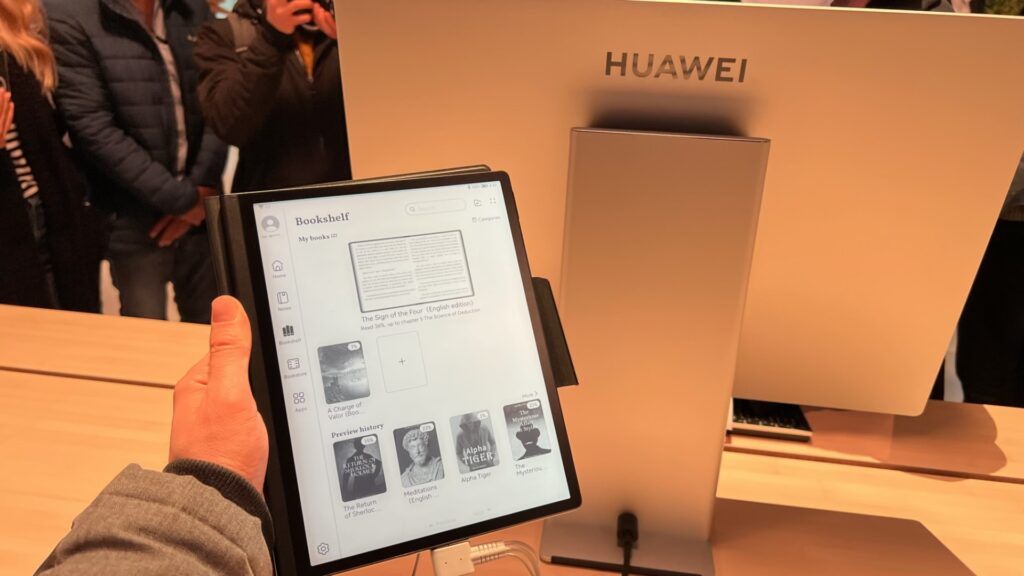 Voici la liseuse géante de Huawei, avec son écran e-Ink. // Source : Numerama Voici la liseuse géante de Huawei, avec son écran e-Ink. // Source : Numerama