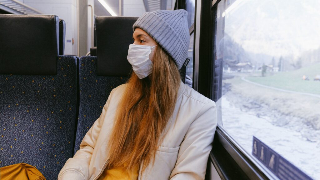 Le port du masque dans les trains et autres transports reste obligatoire (et nécessaire). // Source : Pexels Le port du masque dans les trains et autres transports reste obligatoire (et nécessaire). // Source : Pexels