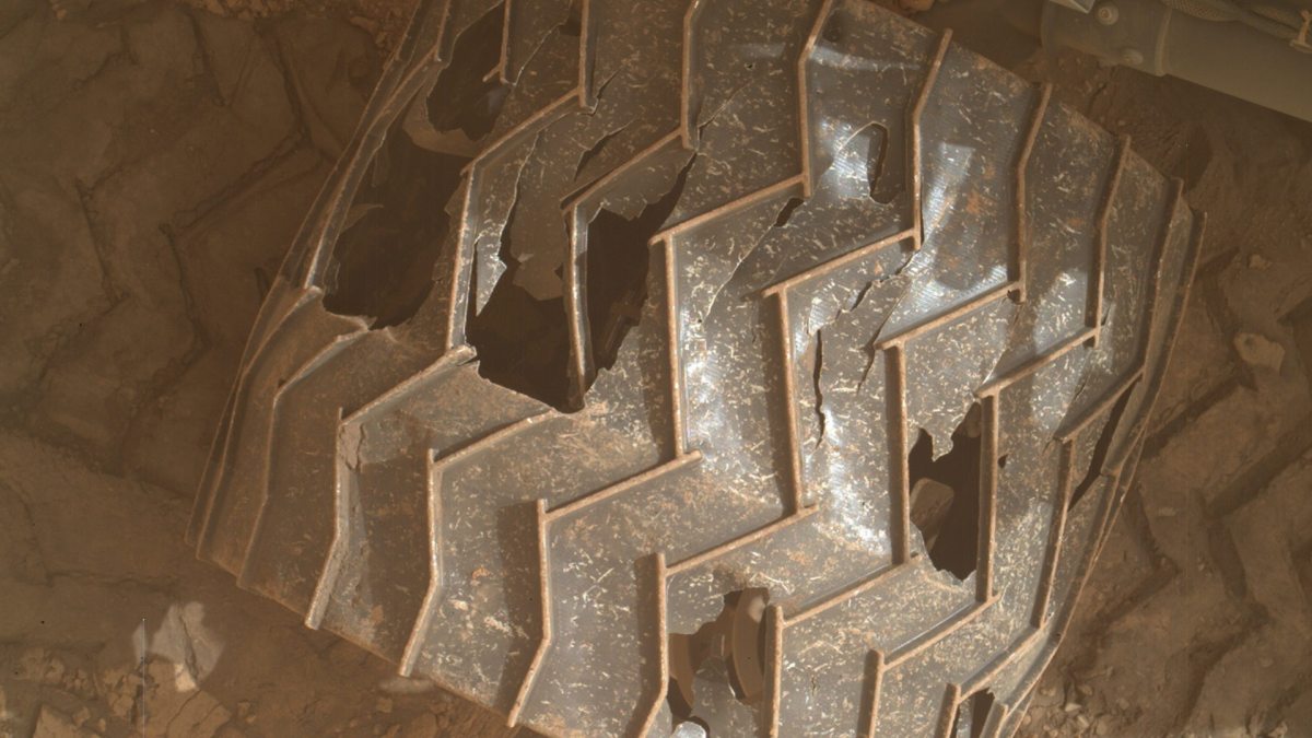 Une roue de Curiosity le 27 janvier 2022. // Source : NASA/JPL-Caltech/MSSS (photo recadrée) Une roue de Curiosity le 27 janvier 2022. // Source : NASA/JPL-Caltech/MSSS (photo recadrée)
