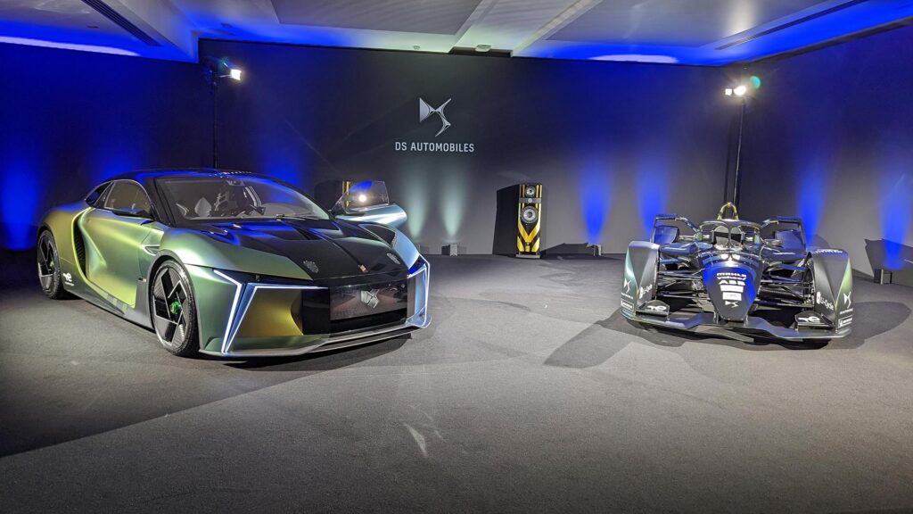 Concept DS E-TENSE PERFORMANCE et Formule E DS // Source : Raphaelle Baut pour Numerama Concept DS E-TENSE PERFORMANCE et Formule E DS // Source : Raphaelle Baut pour Numerama