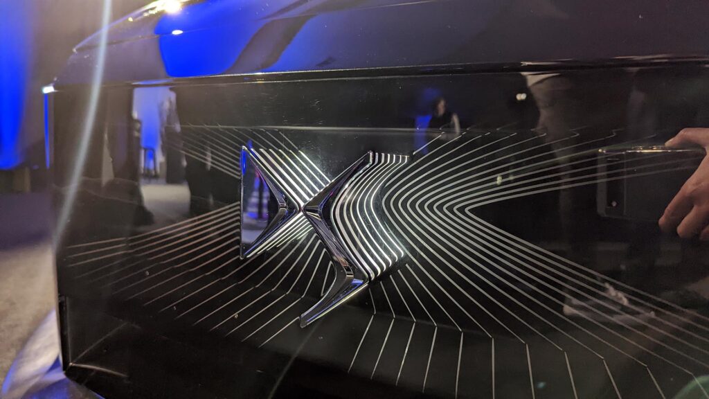 Logo 3D du concept DS E-TENSE PERFORMANCE // Source : Raphaelle Baut pour Numerama Logo 3D du concept DS E-TENSE PERFORMANCE // Source : Raphaelle Baut pour Numerama