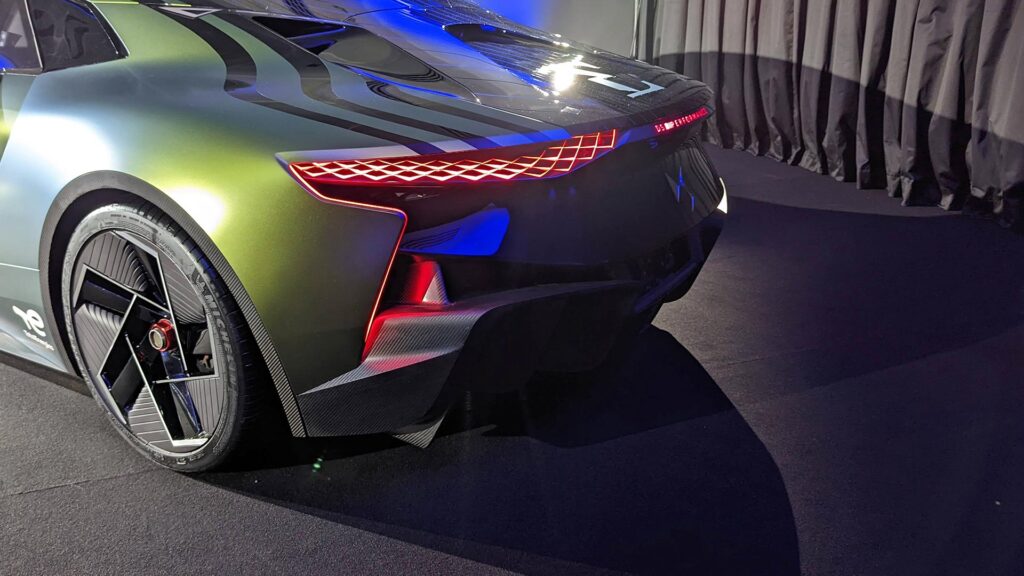 Feux arrières du concept DS E-TENSE PERFORMANCE // Source : Raphaelle Baut pour Numerama Feux arrières du concept DS E-TENSE PERFORMANCE // Source : Raphaelle Baut pour Numerama