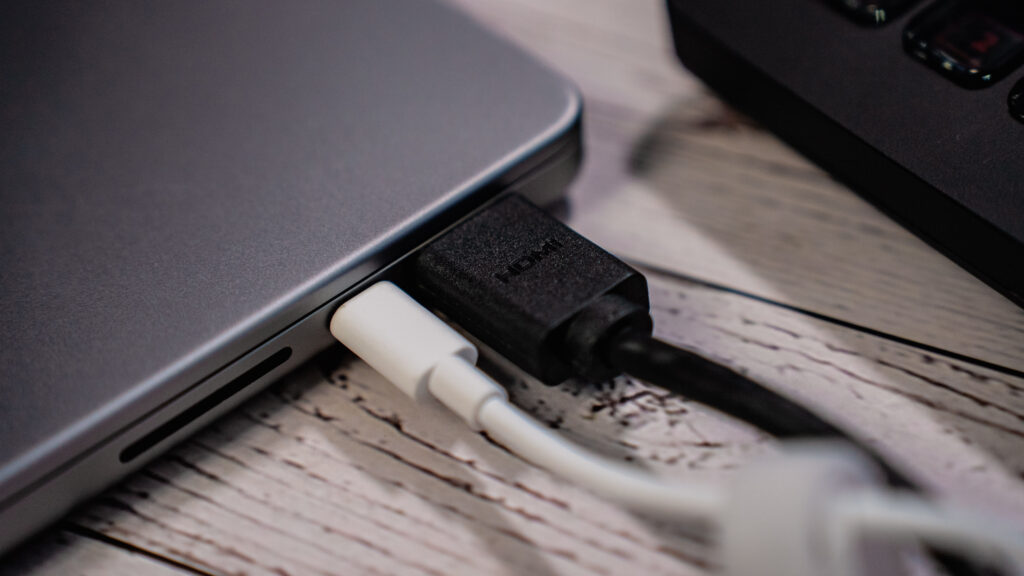 MacBook Pro 14 // Source : Louise Audry pour Numerama MacBook Pro 14 // Source : Louise Audry pour Numerama