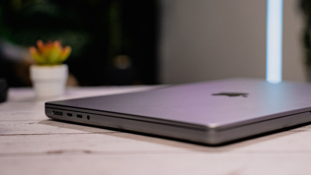 MacBook Pro 14 // Source : Louise Audry pour Numerama MacBook Pro 14 // Source : Louise Audry pour Numerama