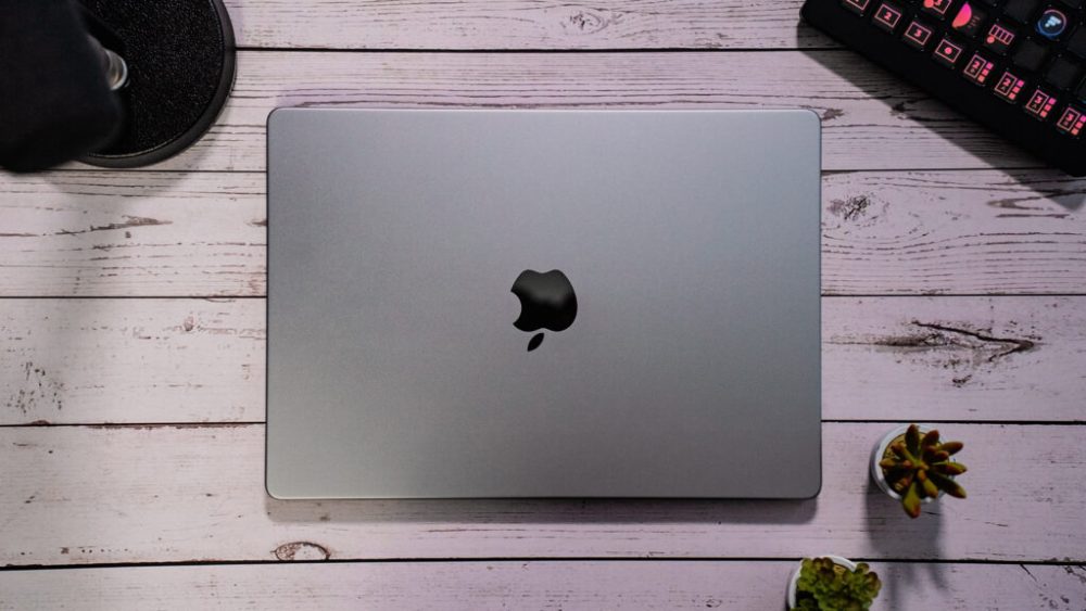 MacBook Pro 14 // Source : Louise Audry pour Numerama MacBook Pro 14 // Source : Louise Audry pour Numerama