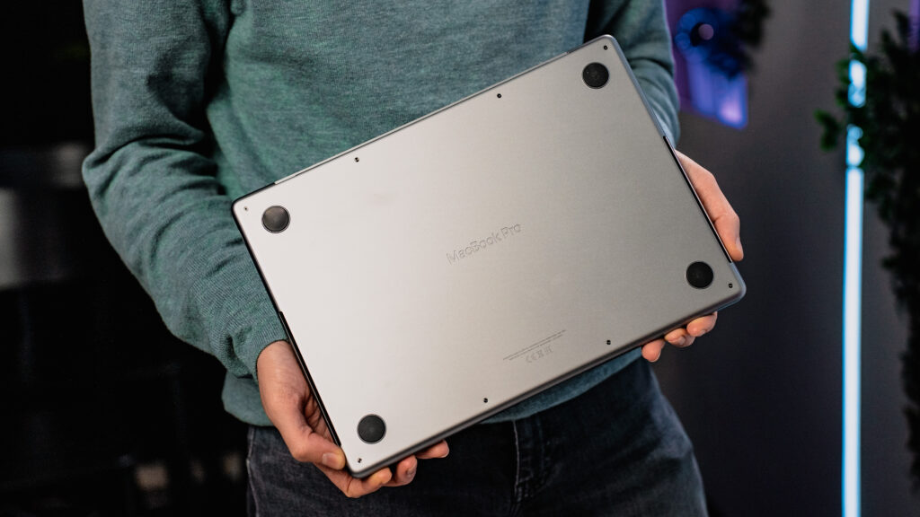 MacBook Pro 14 // Source : Louise Audry pour Numerama MacBook Pro 14 // Source : Louise Audry pour Numerama
