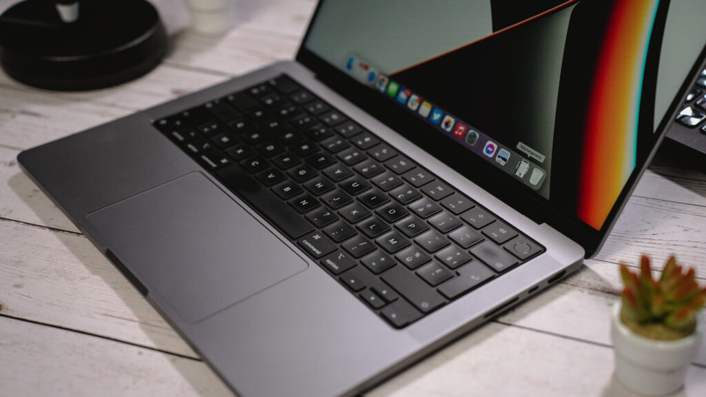MacBook Pro 14 // Source : Louise Audry pour Numerama MacBook Pro 14 // Source : Louise Audry pour Numerama