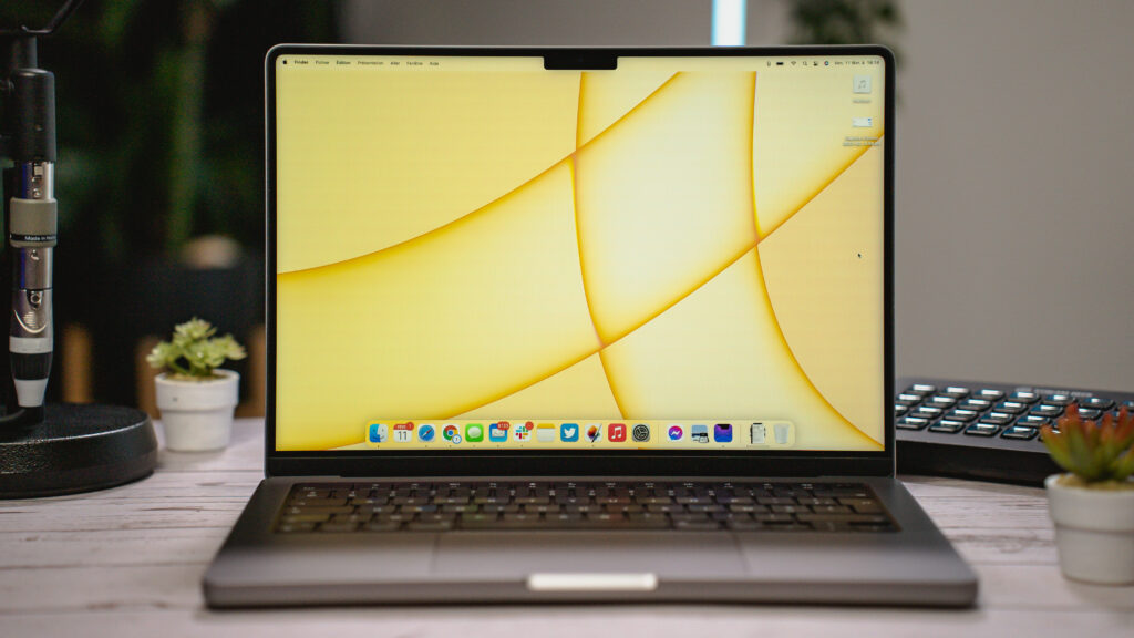 Le MacBook Pro 14. // Source : Louise Audry pour Numerama Le MacBook Pro 14. // Source : Louise Audry pour Numerama