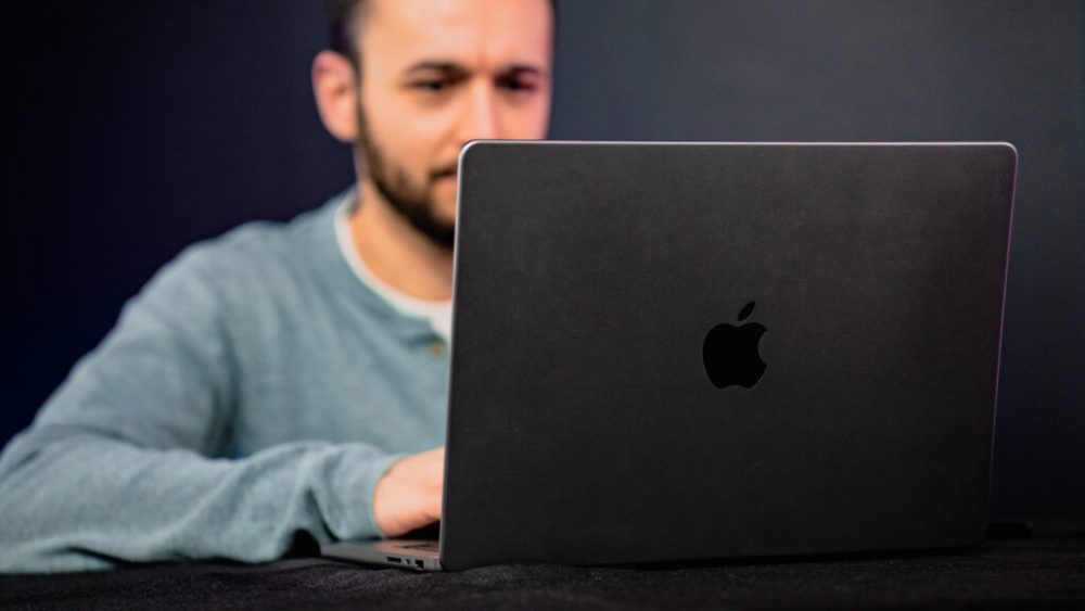 Le MacBook Pro M1 Pro, dans sa version 14 pouces. // Source : Louise Audry pour Numerama Le MacBook Pro M1 Pro, dans sa version 14 pouces. // Source : Louise Audry pour Numerama