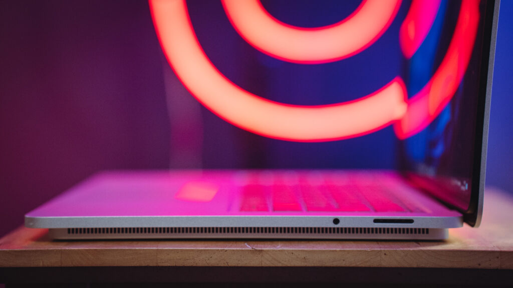 Les ventilateurs du Surface Laptop Studio sont sous le clavier; // Source : Louise Audry pour Numerama Les ventilateurs du Surface Laptop Studio sont sous le clavier; // Source : Louise Audry pour Numerama