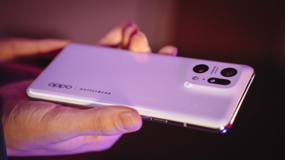 Le dos en céramique du Oppo Find X5 Pro est magnifique. // Source : Louise Audry pour Numerama Le dos en céramique du Oppo Find X5 Pro est magnifique. // Source : Louise Audry pour Numerama