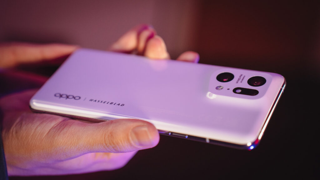 Le dos en céramique du Oppo Find X5 Pro est magnifique. // Source : Louise Audry pour Numerama Le dos en céramique du Oppo Find X5 Pro est magnifique. // Source : Louise Audry pour Numerama