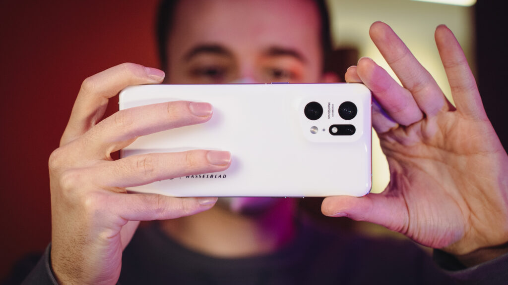 L'appareil photo du Oppo Find X5 Pro est signé Hasselblad. // Source : Louise Audry pour Numerama L'appareil photo du Oppo Find X5 Pro est signé Hasselblad. // Source : Louise Audry pour Numerama