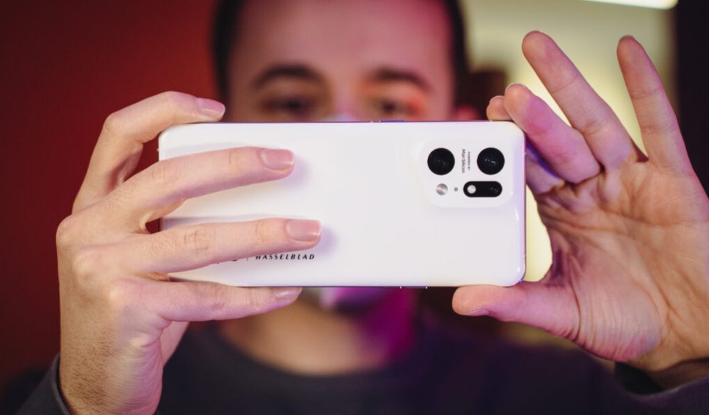 L'appareil photo du Oppo Find X5 Pro est signé Hasselblad. // Source : Louise Audry pour Numerama L'appareil photo du Oppo Find X5 Pro est signé Hasselblad. // Source : Louise Audry pour Numerama